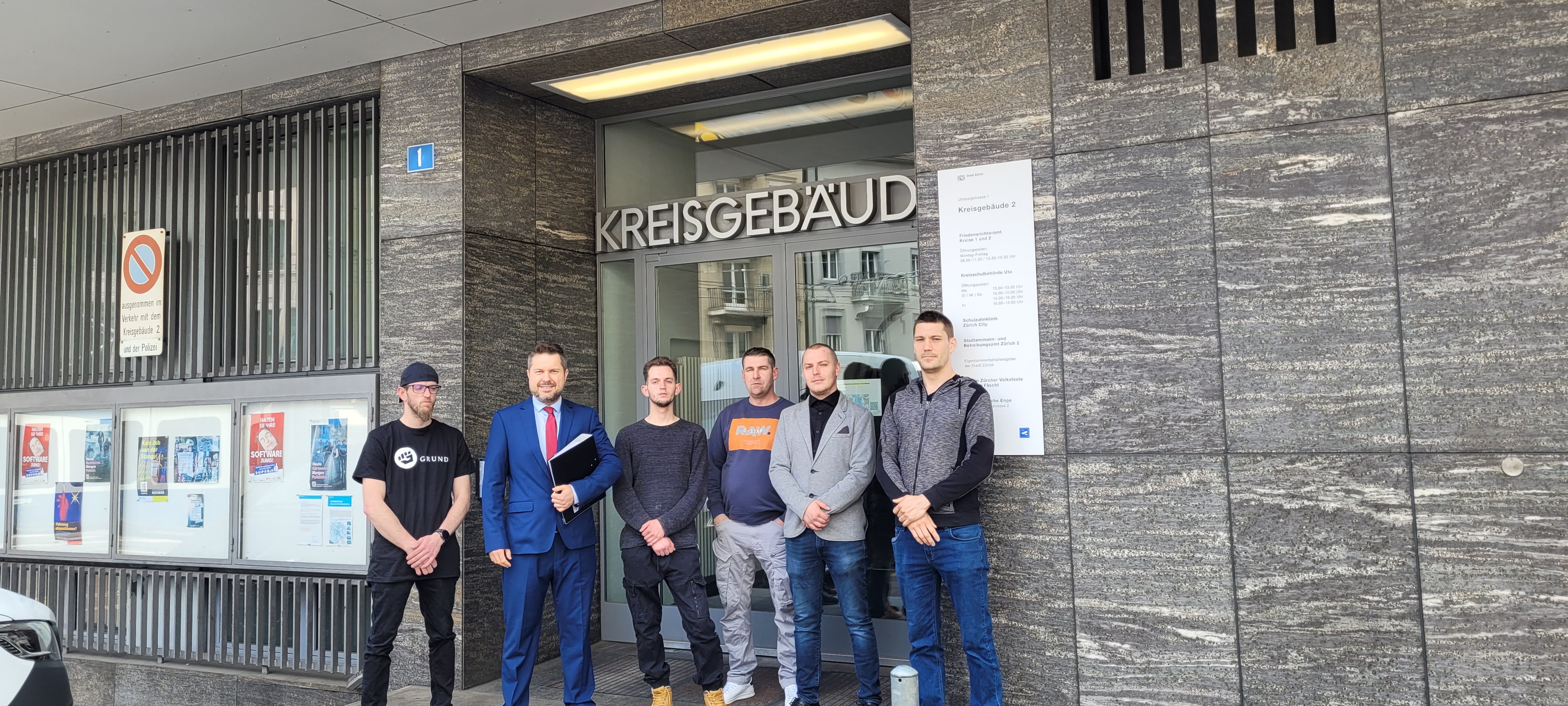 Group photo in front of the Kreisgebäude.